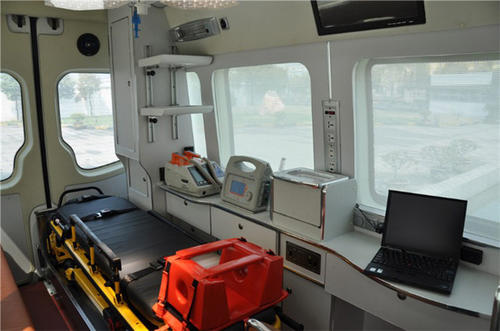 扬中市救护车内部